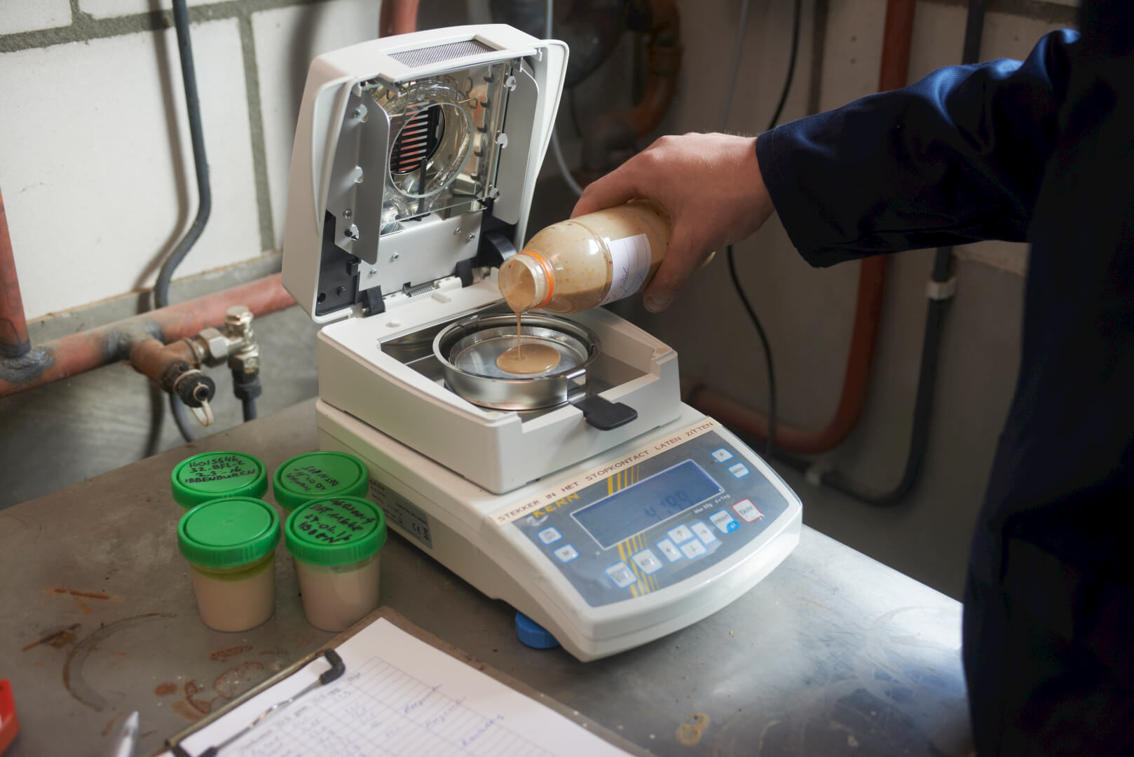 Het meten van het droge stofgehalte van elke vracht aangevoerde bijproducten is intussen ook een vaste routine geworden.