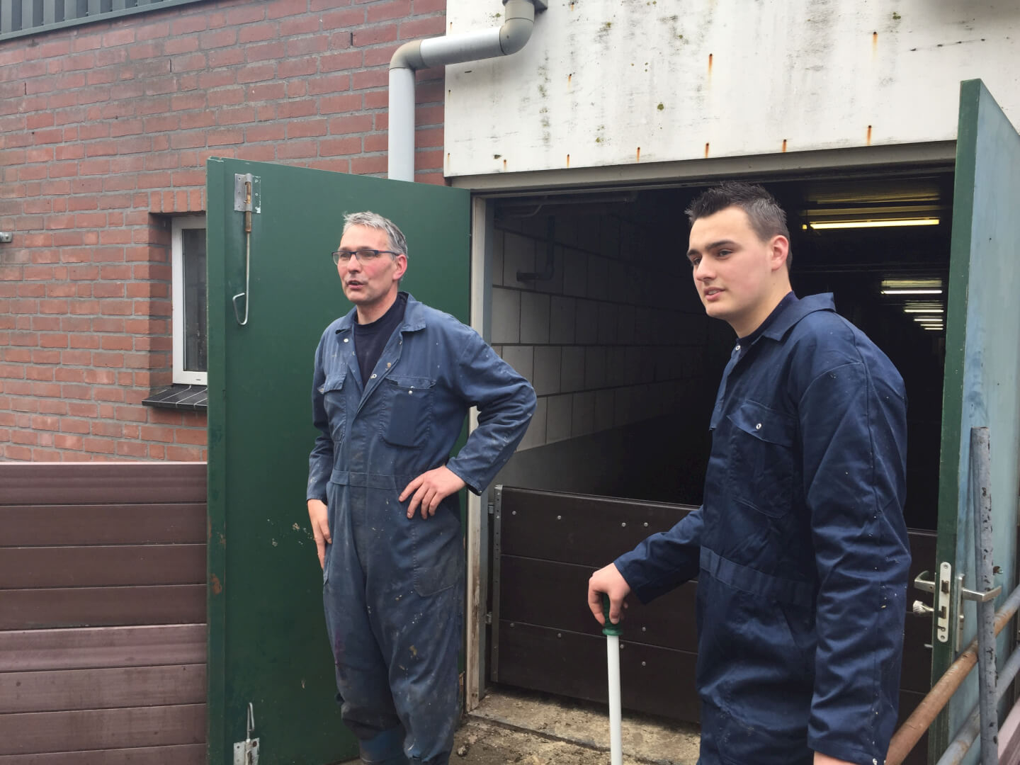 Willem helpt zo veel mogelijk mee op het vleesvarkensbedrijf van zijn vader Jan, die ook nog een dag een vaste functie bekleedt bij de brandweer in Schaijk.