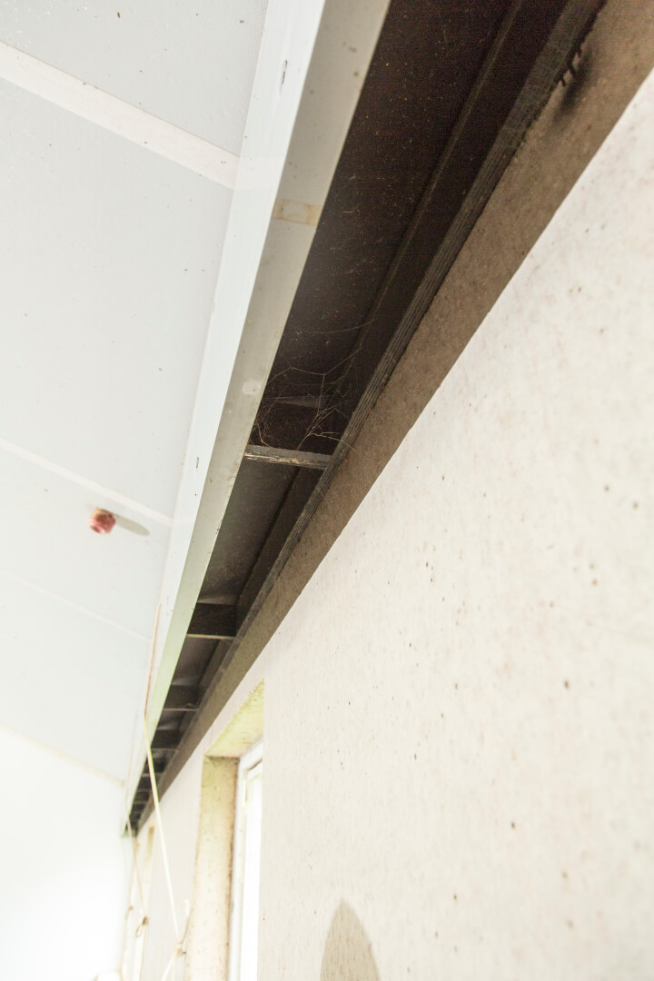 Aan de buitenzijde zit een winddrukkap voor de luchtinlaat. 