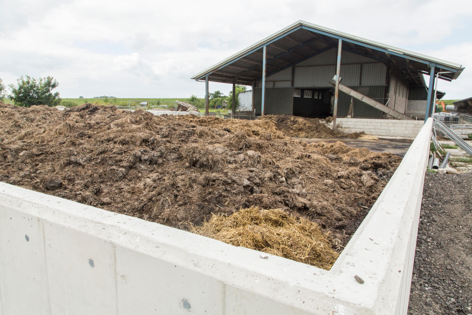De familie ruilt met biologische akkerbouwers in de regio stro uit voor biologische stalmest.