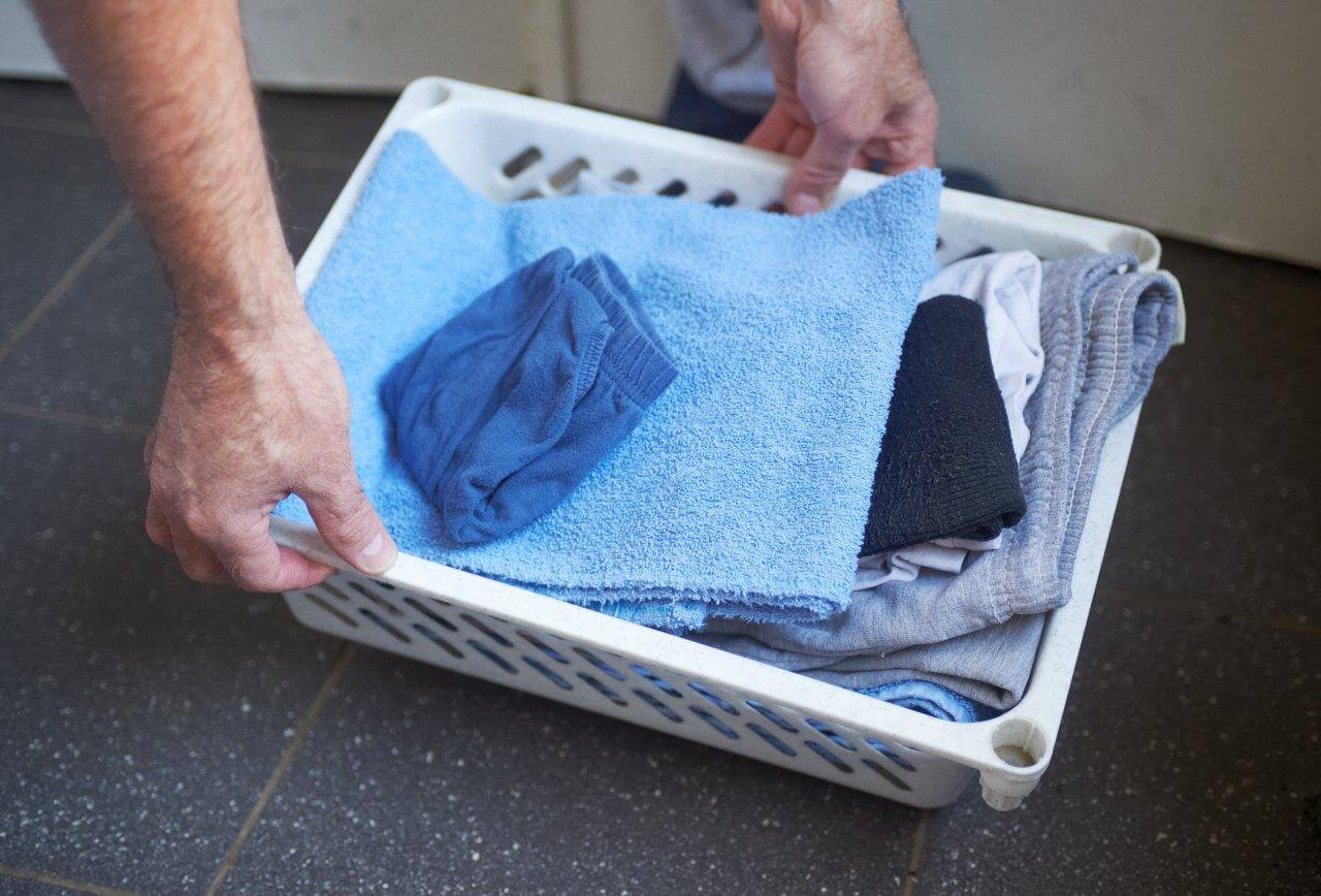 Bezoekers komen sporadisch in de stallen bij Dirks. Van voorlichting in de stal van zijn voerleverancier De Heus maakt hij geen gebruik. Naast een zzp-er komt alleen de dierenarts op gezette tijden in de stal. Ook bij het laden van biggen, vleesvarkens en slachtzeugen is er geen mogelijkheid voor de chauffeur om in zijn stallen te komen.