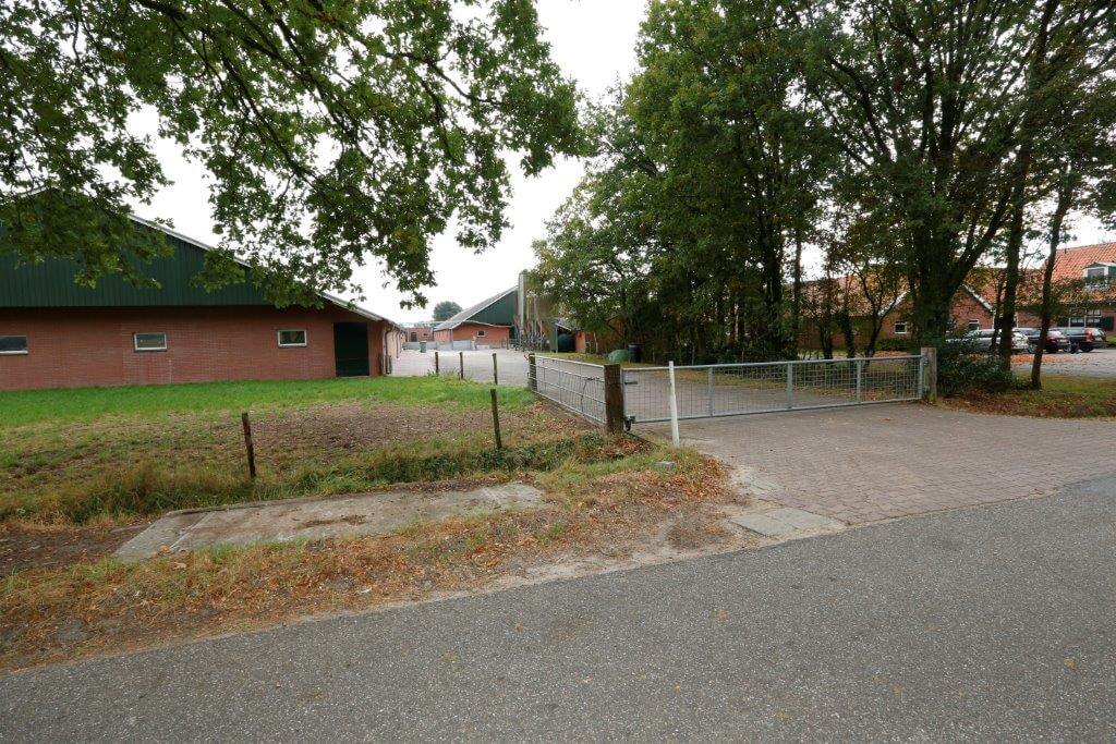 Het bedrijf met links de nieuwe opfokstal.