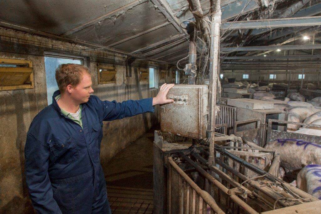 Als het nodig is, kan Wouter het voerstation ook handmatig bedienen.