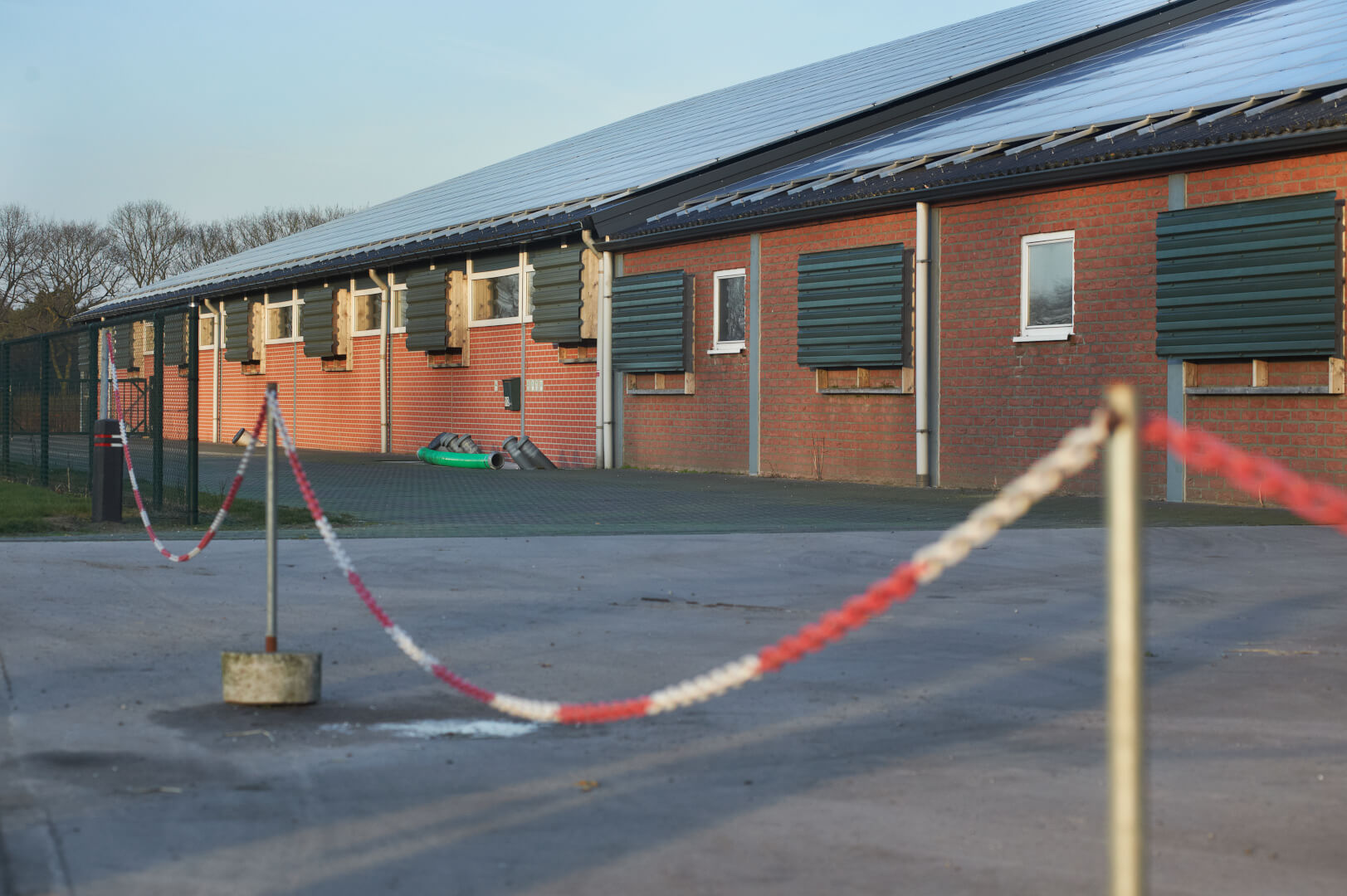 Het dak van de zeugenstal is volgelegd met zonnepanelen.  Maar duidelijk is wel dat het erf strak georganiseerd is en keurig erbij ligt. 