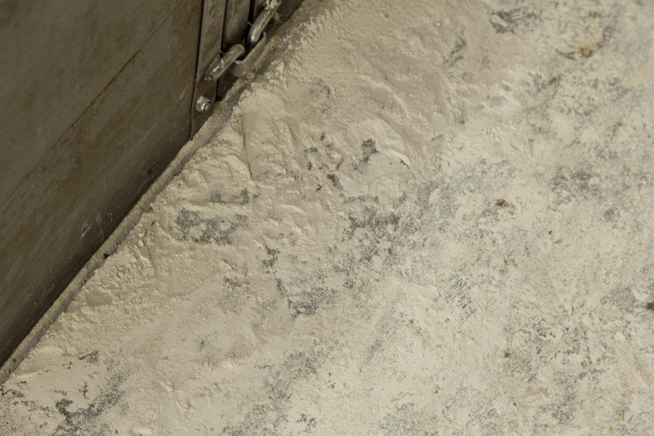 De controlegang in elke kraam blijft kurkdroog door deze laag ontsmettingspoeder. Dat draagt bij aan een betere hygiëne in de kraamafdelingen.