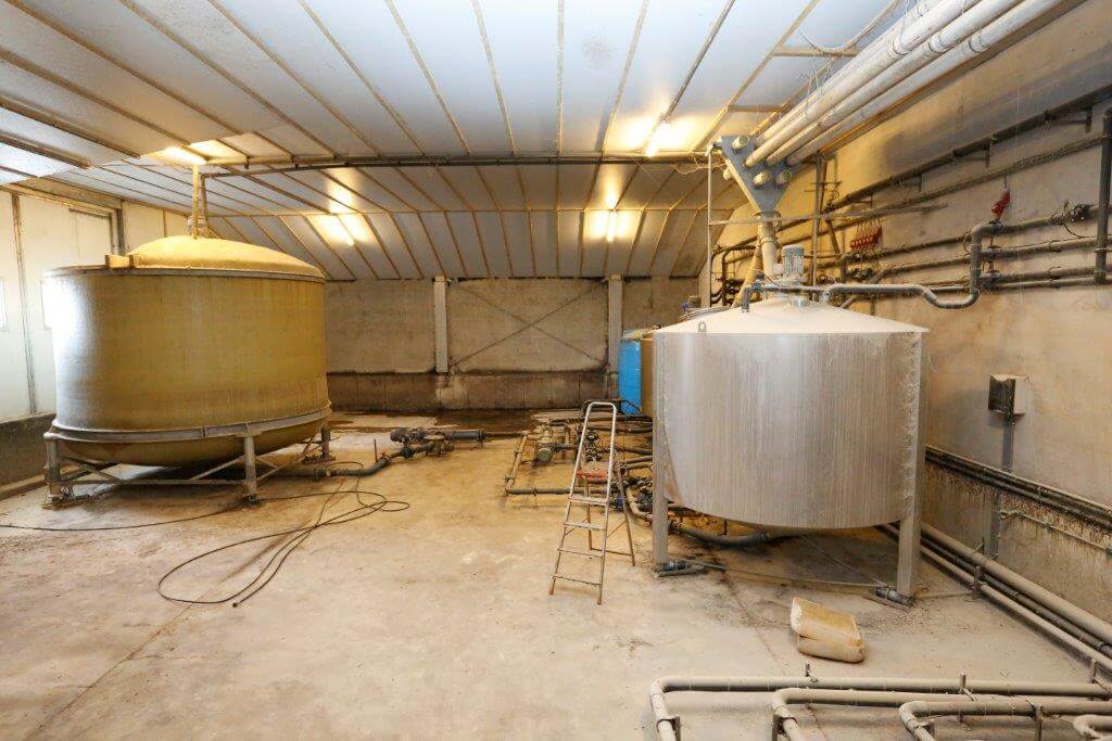 De ruim opgezette voerkeuken op de biggen- en vleesvarkenslocatie. Met links in beeld de voormenger.