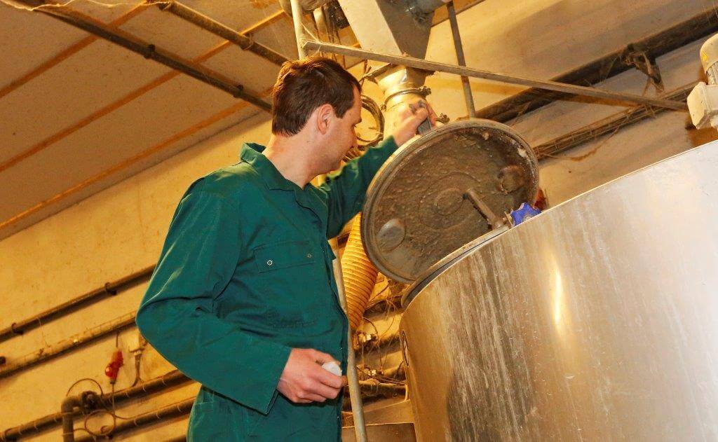 Ter controle neemt Pascal geregeld een monster uit de menger. Hij meet zelf het droge stofgehalte, net als van de leveringen bijproducten.