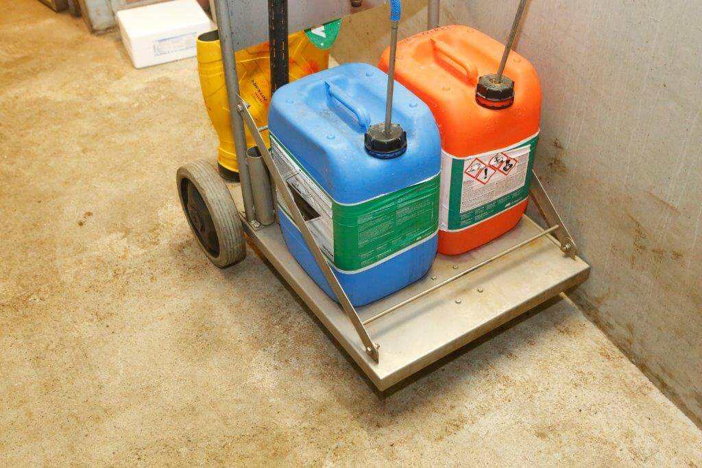 Voor een goede hygiëne gebruikt Pascal een inweek- en ontsmettingsmiddel.