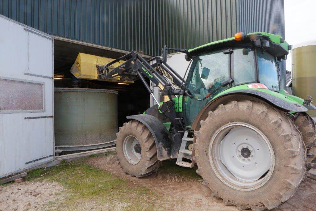 Vader Henk haalt het op en brengt het naar de voormenger op de vleesvarkenslocatie.