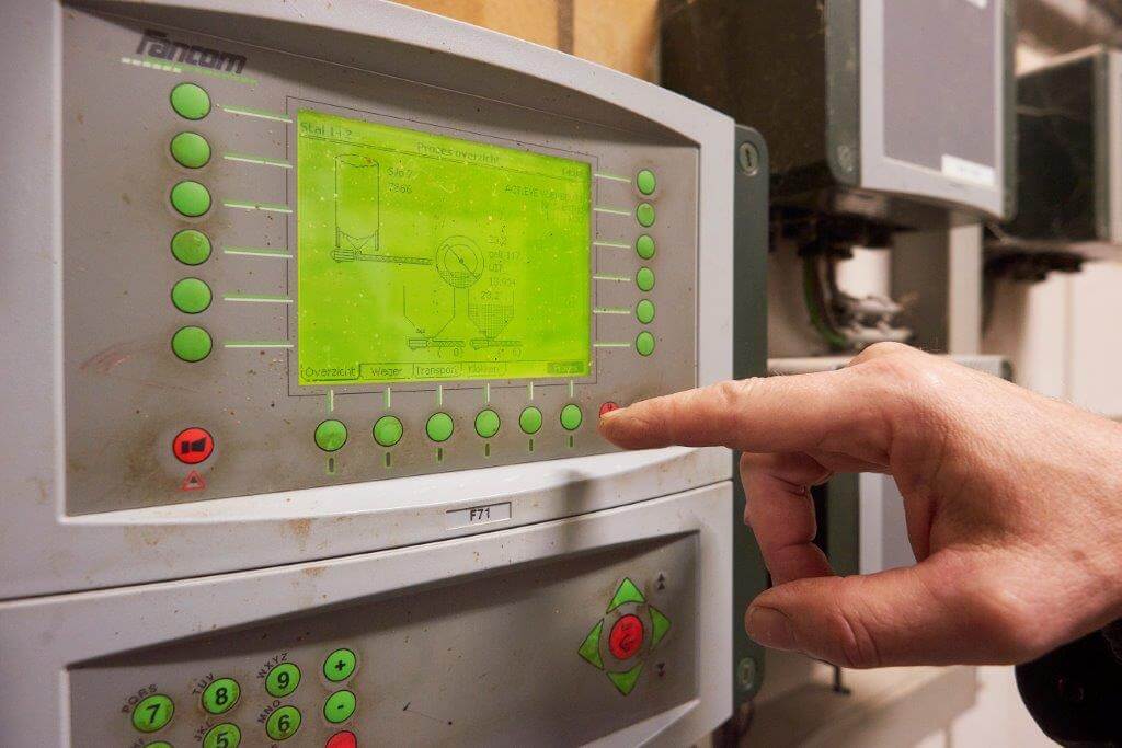 Op de voercomputer is het proces te volgen.