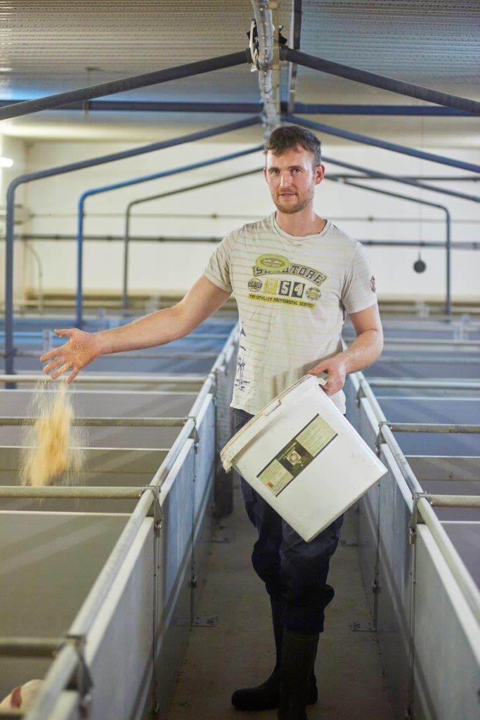 Netjes werken en het steeds beter willen doen, is de drive voor Erik van Lipzig. Een voorbeeld is het zaagsel strooien bij de pas opgelegde biggen voor wat extra comfort en afleiding.