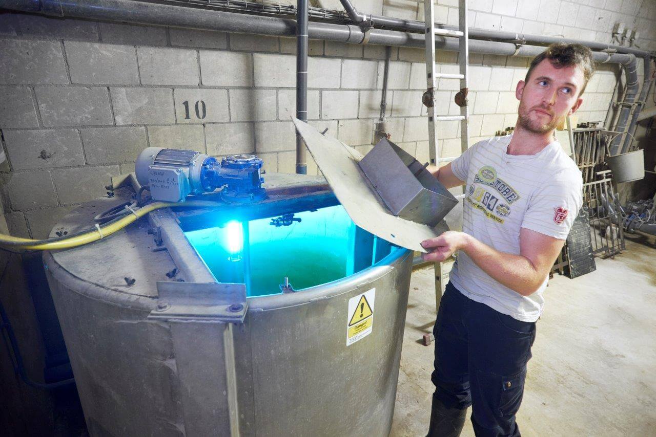 Voerhygiëne is voor Van Lipzig van wezenlijk belang voor de prestaties van de varkens. Schone apparatuur is daar een onderdeel van.