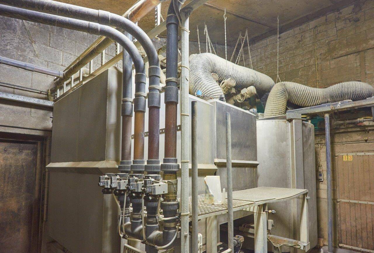 De brijvoerkeuken is compact. Naast de kleine menger voor de biggenrantsoenen is er een grote menger voor de vleesvarkensmengsels. Bijzonder zijn de dikke slangen boven de opening van de mengers: ventilatoren zuigen de stof als gemalen granen daarin worden gestord. Een voercircuit gaat naar de 'oude' vleesvarkensstal en twee naar de nieuwste opfok- en vleesvarkensstal.