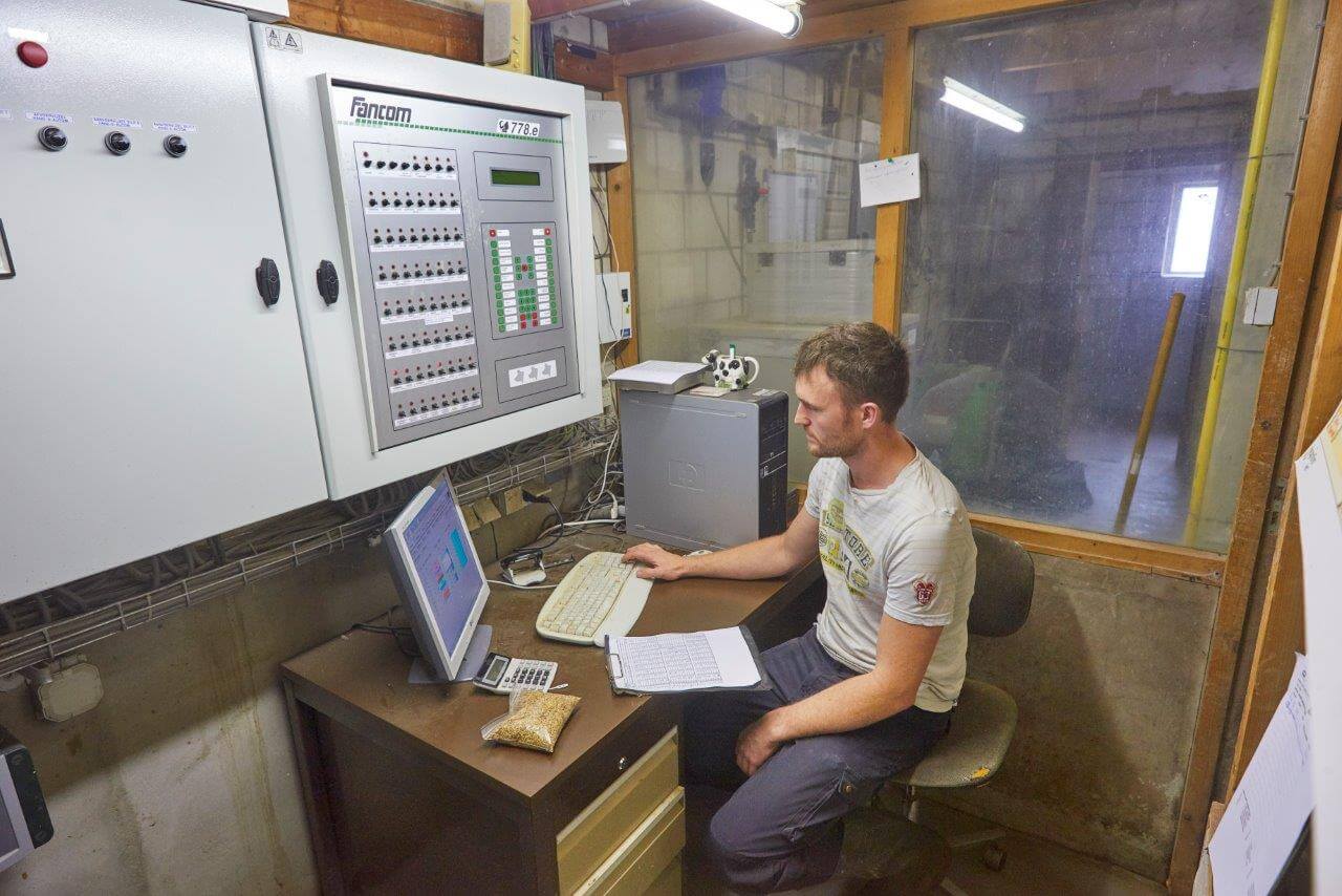 De voeding van de biggen en de vleesvarkens heeft veel aandacht van Van Lipzig. Hij voert een veilig rantsoen en maalt zelf granen. En worden nieuwe producten ingezet dan is dat voor een peridoe van 6 maanden. Switchen in samenstelling is niet zijn ding. Drie keer per dag krijgen de biggen en vleesvarkens een voerportie.