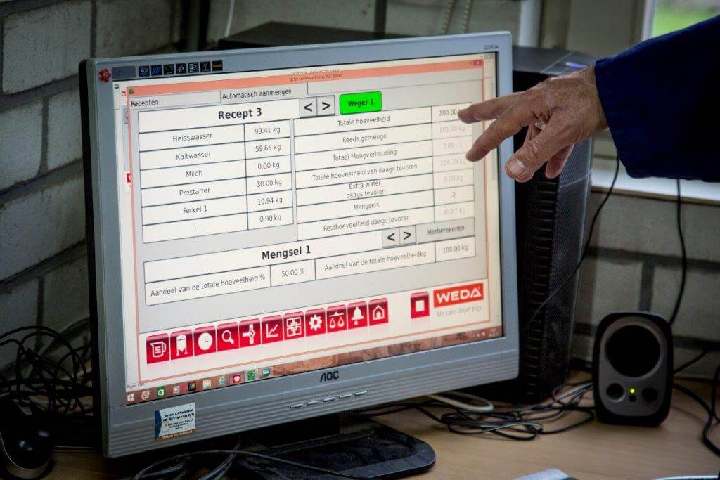 Op de pc zijn alle gegevens van de voerinstallatie te volgen en in te stellen.