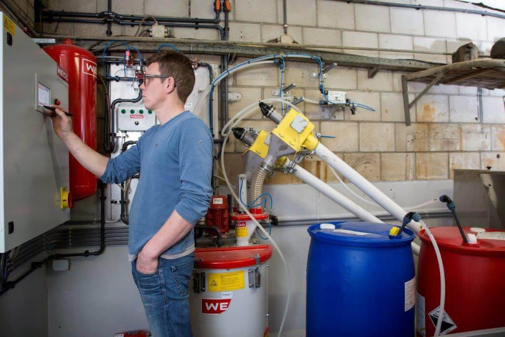 Op de voercomputer in de stal zijn dezelfde instellingen te zien als op de pc of op bijvoorbeeld de smartphone. De installatie heeft maar een menger omdat Wim werkt met een vierwekensysteem.