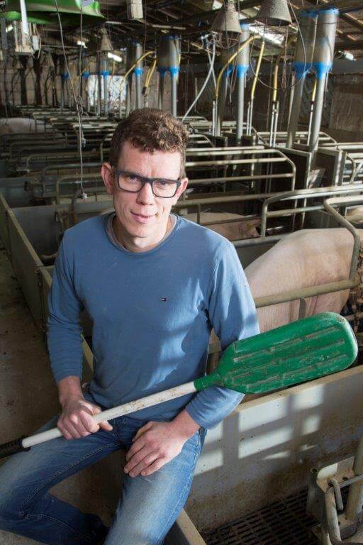 Wim Hendrickx heeft het bijvoeren van de biggen in het kraamhok geautomatiseerd.