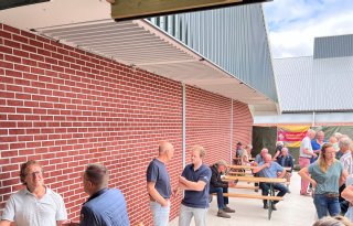 Drijber 6 tweede beeld bezoekers buiten de stallen