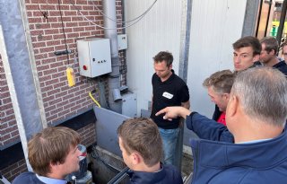 TracVac%2Drobots+in+vleesvarkensstal+zuigen+mest+automatisch+weg