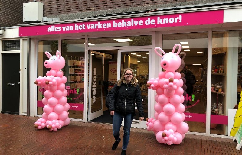 Tevreden klant verlaat de eerste 100 procent varkenswinkel van Nederland.