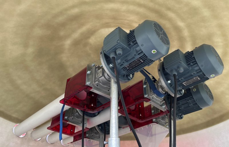 Via vier leidingen wordt de voerinstallatie van de nieuwe stal voor kraamzeugen en biggen gevoed.