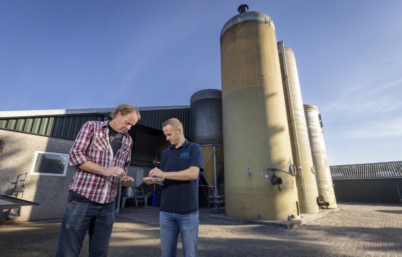 Op het zonnige erf beoordelen Vincent Holtmaat en Sander Scharenborg de broodmix. Proeven maakt daar deel van uit.

