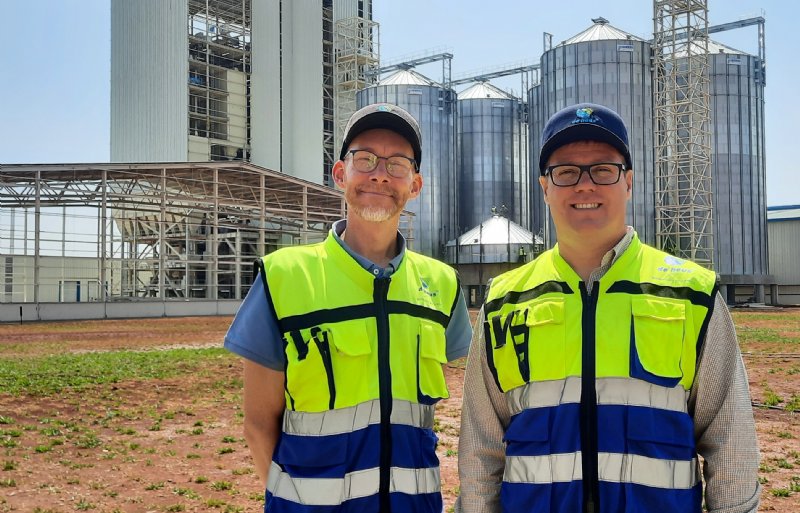 Gefaseerd varkensvoer is volgens Wiehan Visagie (rechts) nauwelijks te krijgen in Kenia.
